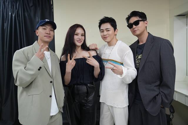 그룹 다이나믹 듀오 멤버 개코, 가수 거미, 배우 조정석, 다이나믹 듀오 멤버 최자(왼쪽부터)가 조정석 가수 데뷔 쇼케이스 '잠깐 들어봐 줄래?'에 참석했다. /넷플릭스