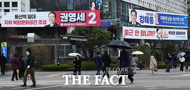 4.10 총선 공식 선거운동 첫날인 28일 서울 용산역 일대에 선거 현수막이 걸려있다.