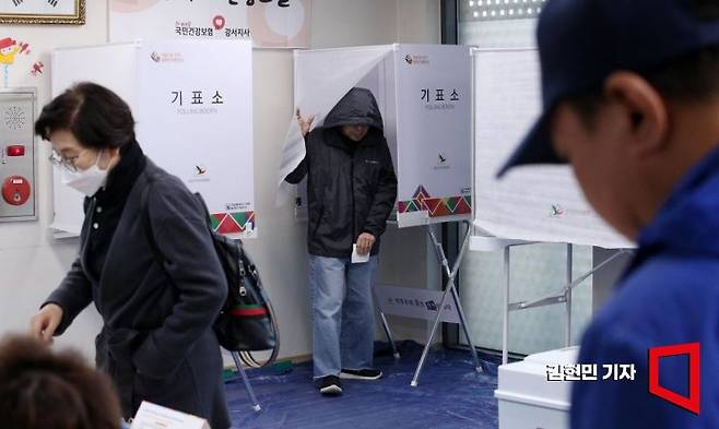 투표하는 시민들의 모습 / 사진=김현민 기자 kimhyun81@