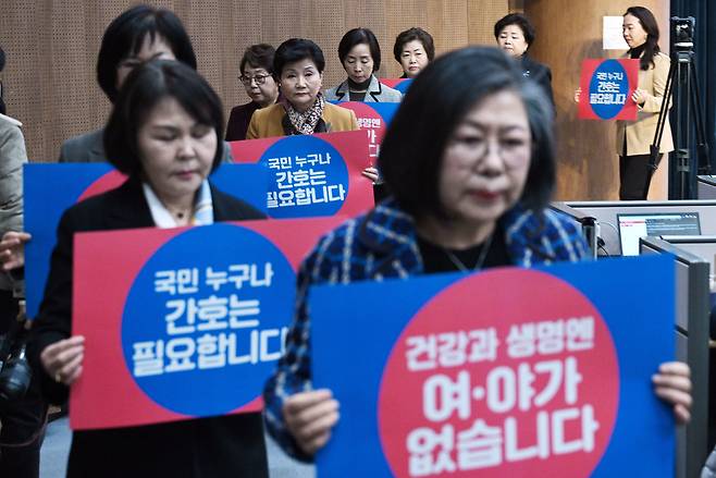 대한간호협회 소속 간호사들이 지난 8일 서울 여의도 국회 소통관에서 성명서를 발표하고 있다./이덕훈 기자