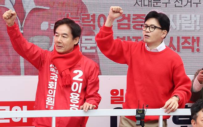 한동훈 국민의힘 비상대책위원장이 28일 오전 서울 서대문구 신촌에서 열린 '국민의힘으로 서대문살리기' 집중유세에서 이용호 서대문갑 후보와 함께 지지를 호소하고 있다. /뉴시스