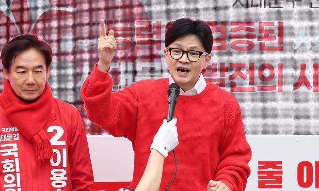 한동훈 국민의힘 비상대책위원장이 28일 오전 서울 서대문구 신촌에서 열린 '국민의힘으로 서대문살리기' 집중유세에서 이용호 서대문갑 후보의 지지를 호소하고 있다. /뉴시스