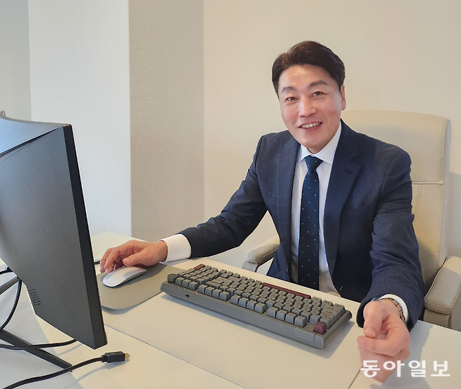 유튜브채널 오사카에사는사람들의 마츠다 아키히로 씨(52)가 오사카의 사무실에 앉아있다. 그는 “일본에 대한 이해를 높이고 한일 관계를 친밀하게 하는데 도움을 주는 영상을 찍고 싶다”고 했다. 오사카=황인찬 기자 hic@donga.com