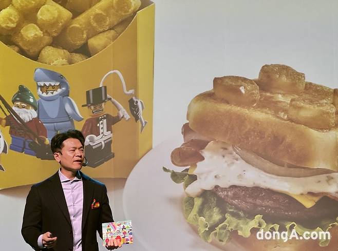 이순규 레고랜드 코리아 대표이사가 27일 강원도 춘천 레고랜드 코리아 리조트에서 ‘2024 시즌 오픈 기자간담회’에서 레고랜드만의 차별화된 콘텐츠와 프로그램을 소개하고 있다. 이순규 대표 뒤에는 레고 IP를 활용한 음식의 예시가 나오고 있다. 사진=윤우열 동아닷컴 기자 cloudancer@donga.com