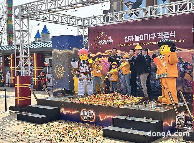 이순규 레고랜드 코리아 대표와 아이들이 신규 놀이기구 착공식에서 시삽을 진행했다. 레고랜드인만큼 시삽식은 레고 블록을 푸는 방식으로 진행됐다. 사진=윤우열 동아닷컴 기자 cloudancer@donga.com
