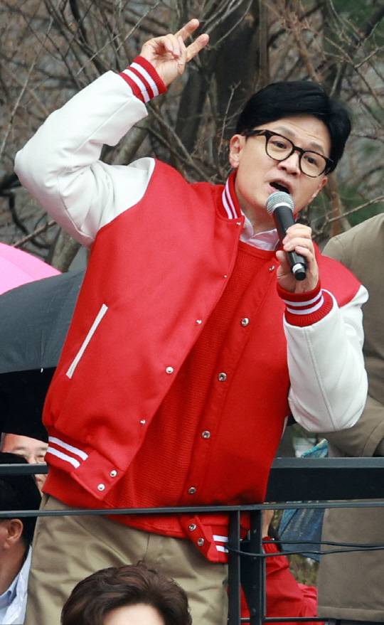 한동훈 국민의힘 비상대책위원장 겸 총괄 선거대책위원장이 28일 서울 왕십리역 광장에서 윤희숙 후보와 함께 지지를 호소하고 있다. <연합뉴스>
