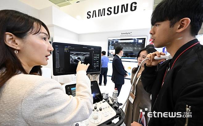 국내 최대 의료기기 및 병원 설비 전문 전시 '제39회 국제 의료기기 & 병원설비 전시회(KIMES 2024)'에서 참관객이 삼성헬스케어의 초음파기기를 체험하고 있다. 이동근기자 foto@etnews.com