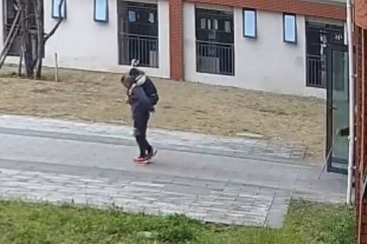 지난 5일(현지시각) 오전 10시께 중국 남서부 충칭의 한 기숙형 중학교에 설치된 폐회로텔레비전(CCTV)에 촬영된 영상을 보면, 쉬롱진 교사가 2학년 학생을 등에 업고 걸어가고 있다. 중국 웨이보 갈무리