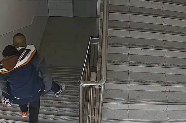 지난 5일(현지시각) 오전 10시께 중국 남서부 충칭의 한 기숙형 중학교에 설치된 폐회로텔레비전(CCTV)에 촬영된 영상을 보면, 쉬롱진 교사가 2학년 학생을 등에 업고 계단을 내려갔다. 중국 웨이보 갈무리