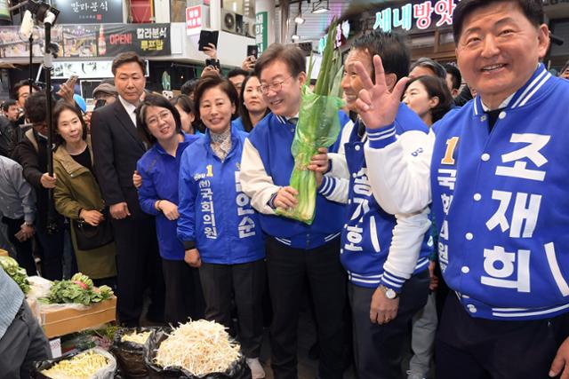 이재명 더불어민주당 대표가 24일 서울 송파구 잠실 새마을전통시장을 방문해 대파를 구매하고 있다. 뉴시스