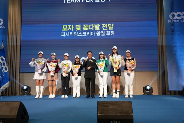 퍼시픽링스코리아(PLK)가 28일 서울 강남구 조선팰리스에서 ‘TEAM PLK’ 출정식을 진행했다. 사진은 이날 왕월 PLK 회장과 선수들이 올 시즌 선전을 다짐하고 있는 모습. PLK 제공