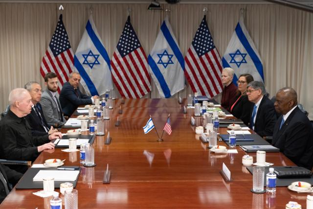 요아브 갈란트(앞줄 왼쪽) 이스라엘 국방장관이 지난 26일 미국 버지니아주 알링턴의 국방부 청사(펜타곤)에서 로이드 오스틴(앞줄 오른쪽) 미 국방장관과 회담을 갖고 있다. 알링턴=AP 연합뉴스