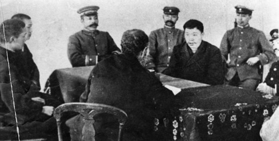 1910년 3월 뤼순 감옥에서 안중근이 면회 온 동생들(안정근·안공근)에게 유언하는 모습. 동생들과 같은 쪽에 앉아 뒷모습만 보이는 이가 빌렘 신부다. 중앙포토