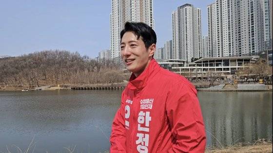 국민의힘 한정민 경기 화성을 후보가 6일 오후 동탄호수공원에서 시민들에게 명함을 나눠주고 있다. 장서윤 기자