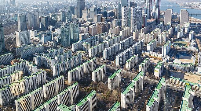 서울 영등포구 여의도 아파트 단지들은 초고층으로 재건축할 수 있는 길이 열리면서야 ‘수지 타산’이 맞기 시작했다. (윤관식 기자)