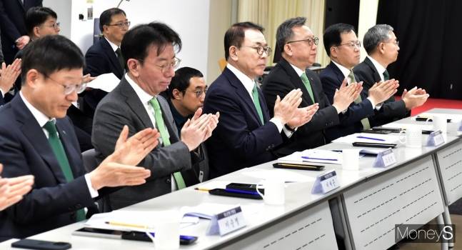 조용병 은행연합회장을 포함한 시중은행장들이 19일 서울 마포구 증산로 서울에너지드림센터에서 진행된 민-관, 기후위기 대응을 위한 금융지원 확대방안 간담회에 참석, 정부부처 기관장 들의 발언을 경청하고 있다./사진=임한별 기자