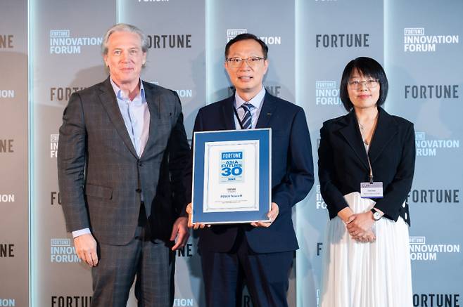 포스코퓨처엠이 ‘2024 FORTUNE Asia Future 30’을 수상했다. 사진은 클레이 챈들러 포춘아시아 편집장, 선주현 포스코아시아 법인장, 팡루안 보스턴컨설팅그룹 홍콩 대표 파트너(왼쪽부터). /사진=포스코퓨처엠 제공