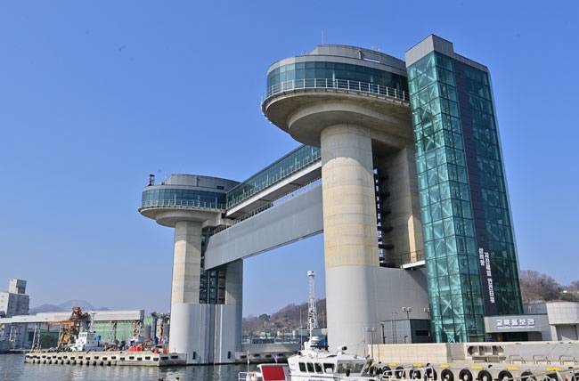 삼척항 지진해일 안전타워. 무료로 개방하고 있는데 전망대와 전시장 역할을 톡톡히 한다.