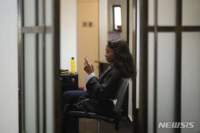 [AP/뉴시스] 27일 프랑스 파리의 한 미장원에서 여성이 머리 손질을 기다리고 있다