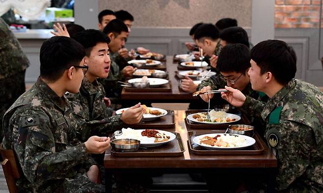 병영식당에서 식사하는 병사들. 국방홍보원 제공