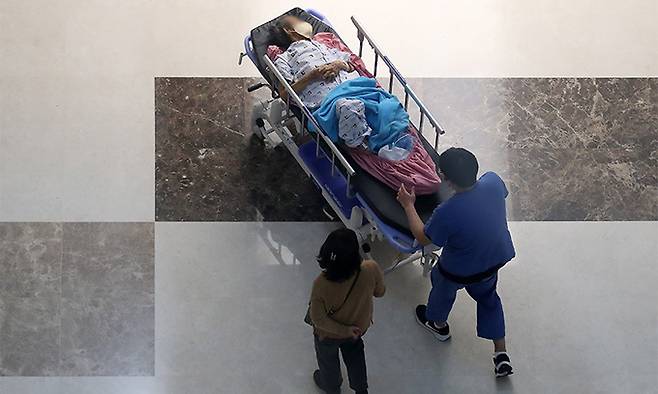 한 대학병원에서 의료진이 환자 병상을 옮기고 있다. 뉴스1