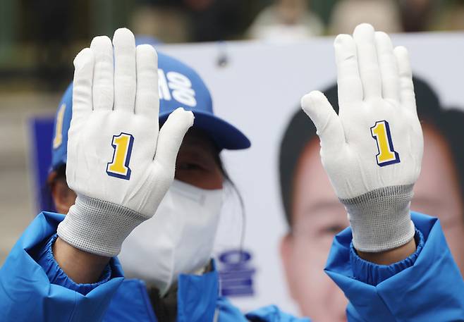 28일 용산역 앞에서 더불어민주당 용산에 출마한 강태웅 후보의 선거운동원들이 지지를 호소하고 있다.    연합뉴스
