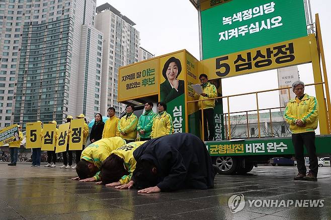 빗속에 절하는 녹색정의당 (고양=연합뉴스) 임병식 기자 = 녹색정의당 김찬휘 공동대표(왼쪽부터), 심상정 원내대표, 김준우 상임선대위원장이 28일 오전 경기도 고양시 화정역 광장에서 열린 녹색정의당 총선 출정식에서 유권자들을 향해 절을 하며 지지를 호소하고 있다. 2024.3.28 andphotodo@yna.co.kr