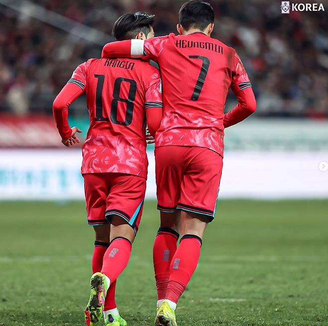 한국 축구 대표팀 이강인(좌)-손흥민이 어깨동무를 하고있다, 대한축구협회