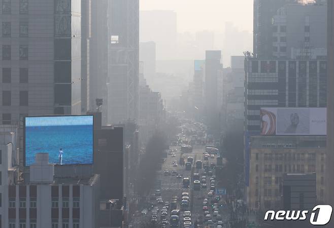 수도권 지역에 초미세먼지 농도가 '나쁨'을 나타낸 15일 오전 서울 도심이 뿌옇게 보이고 있다. 2024.3.15/뉴스1 ⓒ News1 이재명 기자
