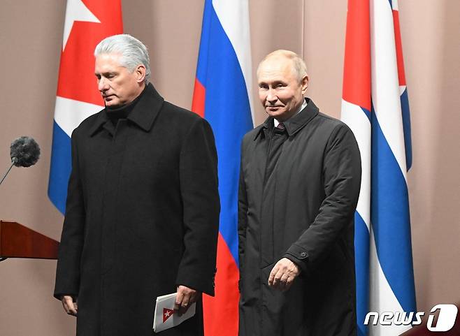 블라디미르 푸틴 러시아 대통령과 미겔 디아스 카넬 쿠바 대통령이 22일(현지시간) 모스크바에서 열린 쿠바 공산혁명 지도자 피델 카스트로의 동상 제막식을 마친 뒤 떠나고 있다. ⓒ AFP=뉴스1 ⓒ News1 우동명 기자