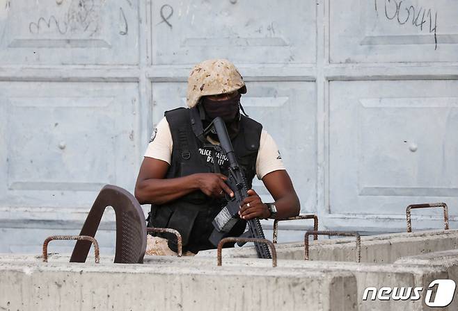21일(현지시간) 아이티 수도 포르토프랭스의 대통령궁 앞에서 무장 경찰이 갱단과 대치 중이다. 2024.03.21/ ⓒ 로이터=뉴스1 ⓒ News1 박재하 기자