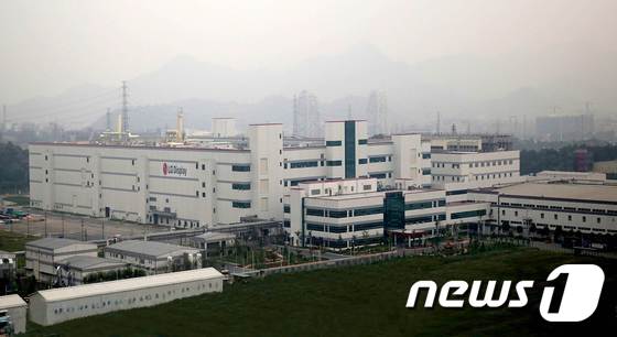 LG디스플레이 중국 광저우에 8.5세대 LCD 패널 공장. (LG디스플레이 제공) ⓒ News1