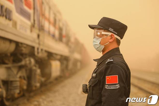 27일 중국 북부 내몽골 자치구 얼롄하오터에서 모래 폭풍이 몰아치고 있는 가운데 국경 검문소에서 경찰이 경비를 서고 있다. 2024.03.27. ⓒ AFP=뉴스1 ⓒ News1 조소영 기자