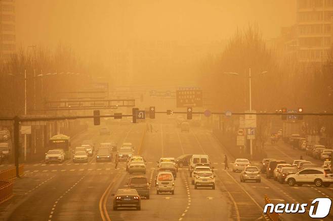 28일 중국 동북부 지린성 지린의 거리에서 짙은 황사 사이로 차량들이 통행을 하고 있다. 2024.03.28. ⓒ AFP=뉴스1 ⓒ News1 우동명 기자