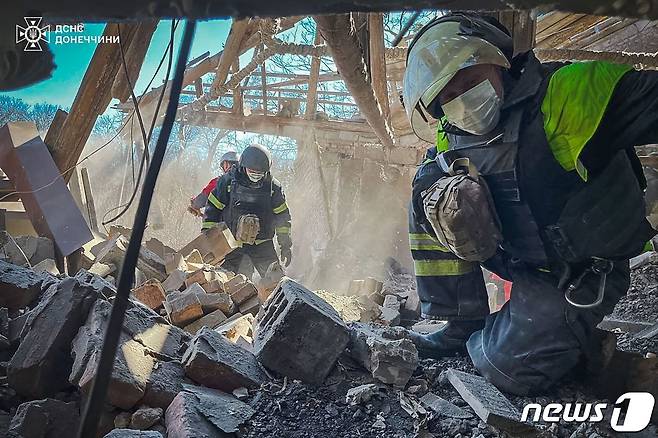 28일(현지시간) 우크라이나 도네츠크 미콜라이우에서 러시아 군의 미사일 포격을 받아 부서진 주택서 구조대원이 수색을 하고 있다. 2024.3. 29 ⓒ AFP=뉴스1 ⓒ News1 우동명 기자