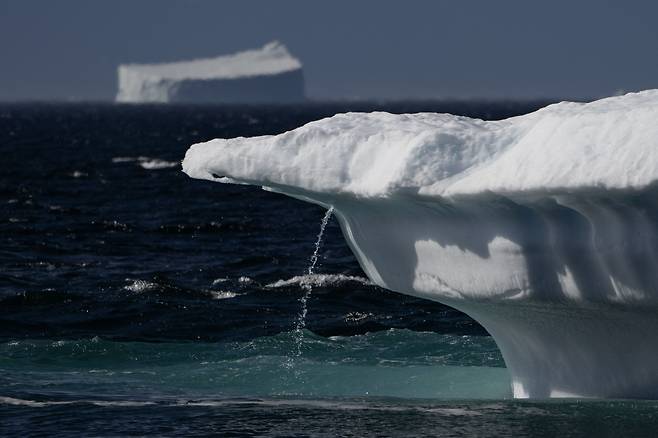 2023년 8월 12일 그린란드 스코레스비 피오르드의 빙산이 녹아 물이 흘러내리고 있다. 유엔은 지난해 기후변화로 빙하가 기록적인 얼음 손실을 보았다며 2024년은 더 더울 것이라고 경고했다. /AFP 연합뉴스