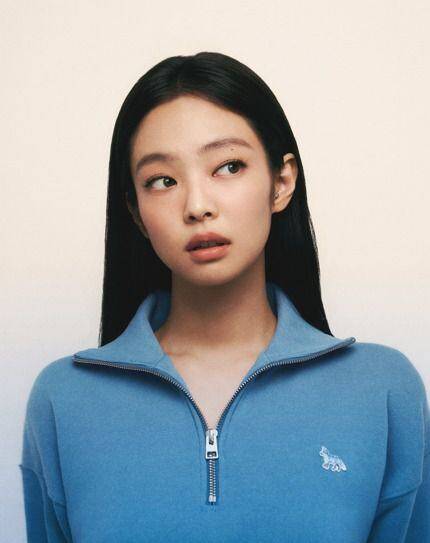 메종키츠네 '베이비 폭스' 상품을 입은 블랙핑크 제니. /삼성물산 패션부문