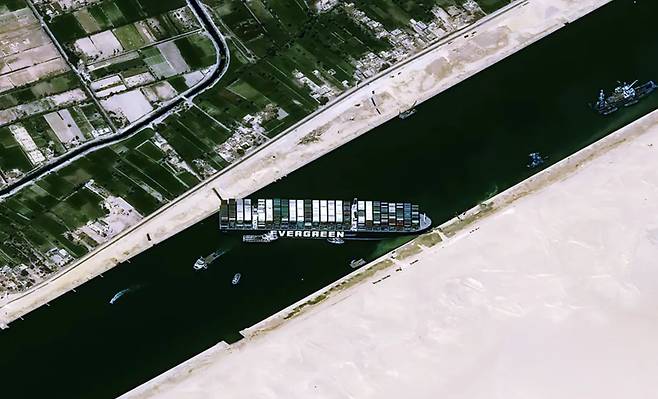 컨테이너 선박 ‘에버 기븐’(Ever Gived)이 2021년 3월 23일 네덜란드 로테르담으로 향하던 중 수에즈 운하 남측 입구에서 선수와 선미가 대각선 상태로 좌초해 수에즈 운하 전체를 막았을 때 당시 모습. / 구글 지도 갈무리