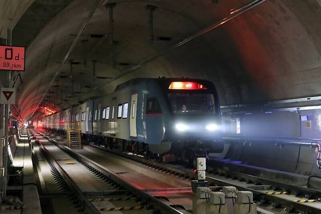 3월30일 개통되는 광역급행철도 수서~동탄 구간에서 시운전 중인 GTX 차량. 8량이 1편성으로 구성됐으며 최고 시속 180㎞로 운행할 수 있다. 국가철도공단 제공