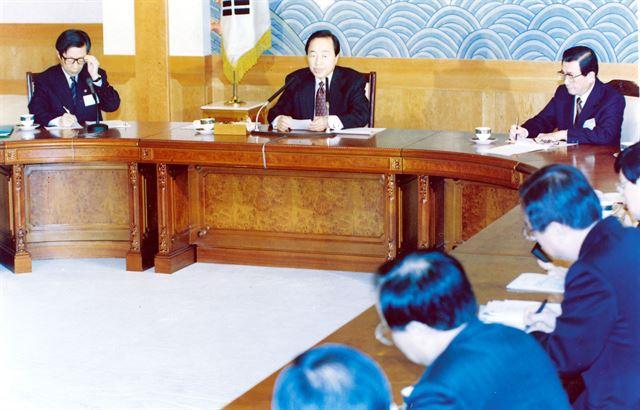 김영삼 전 대통령이 1993년 3월 당시 청와대에서 북한의 NPT 탈퇴와 관련한 긴급 회의를 하고 있다. 한국일보 자료사진