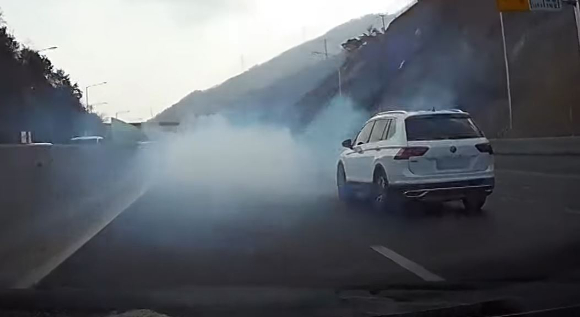 고속도로 주행 중 앞 차량의 급작스러운 '연막탄'으로 자칫 큰 사고가 날 뻔한 영상이 공개됐다. [사진=유튜브 '한문철 TV']