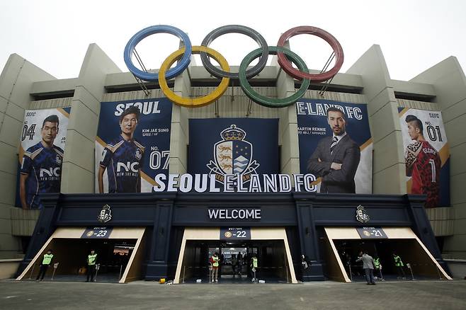 10년 전 서울 이랜드FC가 창단하면서 홈경기장으로 사용한 잠실 올림픽 주경기장