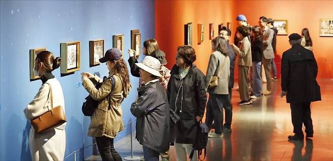 < 파리의 벨에포크 ‘감동’ > 28일 서울 서초동 예술의전당 한가람디자인미술관에서 열리고 있는 ‘미셸 들라크루아, 파리의 벨 에포크’ 전시에서 관람객들이 작품을 감상하고 있다. 전시는 31일까지 열린다.  /이솔 기자