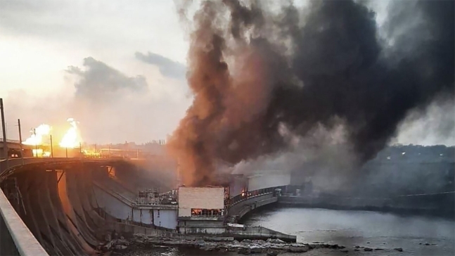 지난 22일 러시아군 공습으로 우크라이나 드니프로 수력발전소에 화재가 발생한 모습.[사진제공=연합뉴스]
