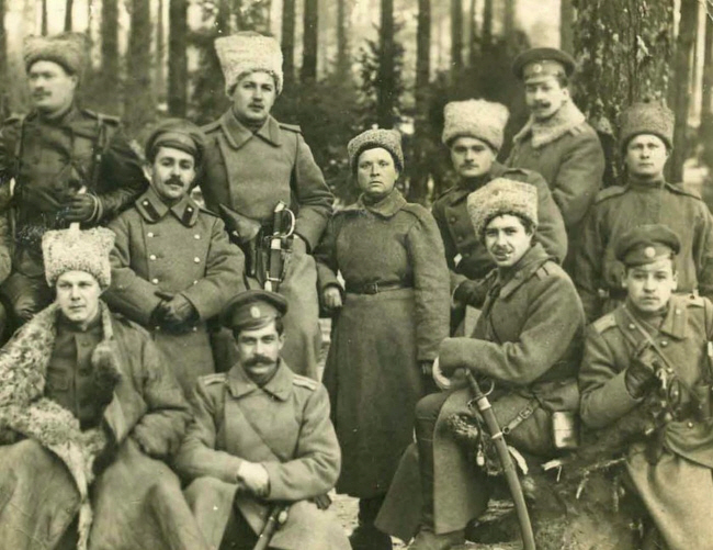 남성 대원들 사이에 당당하게 서 있는 보치카료바(가운데).