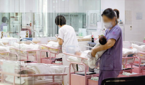 서울 시내 한 산후조리원 신생아실에서 간호사 등 관계자가 신생아를 돌보고 있다. [연합]