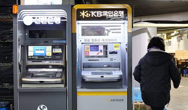 서울 한 거리에 주요 시중은행의 ATM기기가 설치돼 있다.[연합]