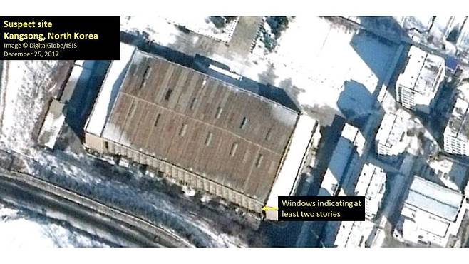 [서울=뉴시스]지난 2017년 12월 촬영된 북한 강선의 핵시설 주건물. 최근 증축 공사가 진행되면서 북한이 이곳의 원심분리시설을 확충하려 한다는 관측이 나왔다. (출처=과학 및 국제 안보 연구소 홈페이지) 2024.3.29. *재판매 및 DB 금지