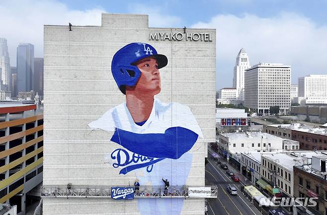[로스앤젤레스=AP/뉴시스] 미국 로스앤젤레스 도심에서 오타니 쇼헤이(30)를 그린 초대형 벽화가 공개됐다고 CBS가 27일(현지시각) 보도했다. 사진은 작업 중인 벽화의 모습. 2024.03.29.