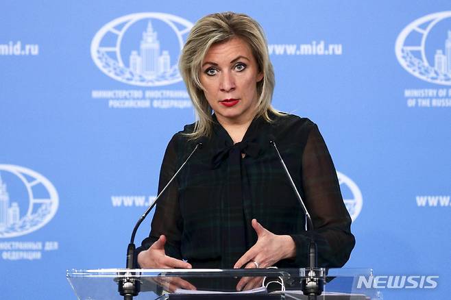 [모스크바=AP/뉴시스]마리아 자하로바 러시아 외무부 대변인이 2021년 3월12일 브리핑 도중 제스처를 취하고 있다. 그녀는 29일 유엔 대북제재위 전문가 패널 활동 종료에 대해 "유엔 안보리는 한반도 문제에 있어 앞으로 과거에 해왔던 것처럼 행동할 수 없으며, 문제 해결을 위해서는 새로운 접근 방식이 필요하다"고 말했다. 2024.03.29.